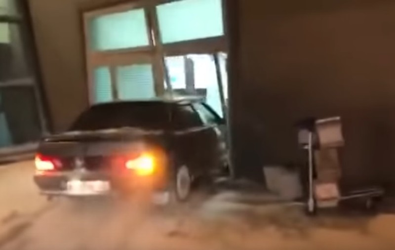Alertă de securitate pe un aeroport rus. Un bărbat, dornic să-și vadă iubita, a intrat cu mașina în clădire