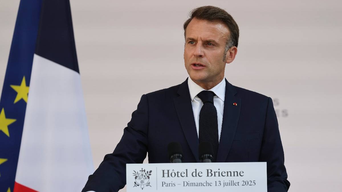 Președintele francez Emmanuel Macron se adresează liderilor armatei la Hotelul Le Brienne, duminică, 13 iulie 2025, înaintea paradei de Ziua Bastiliei de la Paris. Macron poartă costum și vorbește de la un pupitru