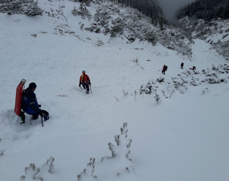 UPDATE: Turistul surprins de avalanșă în Munții Parâng a murit. N-a ținut cont de recomandările salvamontiștilor