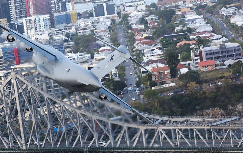 VIDEO | Imagini senzaționale din interiorul unor avioane care au survolat zgârie-norii din Australia