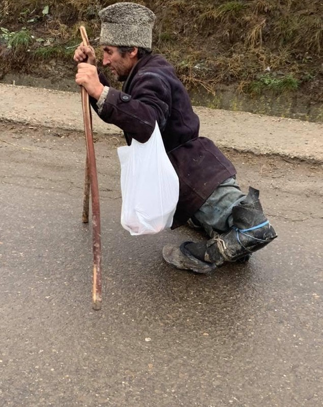 FOTO | Povestea tragică a lui nea Ion, un bătrân care merge în genunchi, dar are grijă de fratele său imobilizat în pat