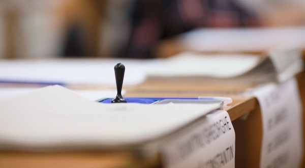 Ștampila și buletinele de vot pentru un tur de scrutin din România