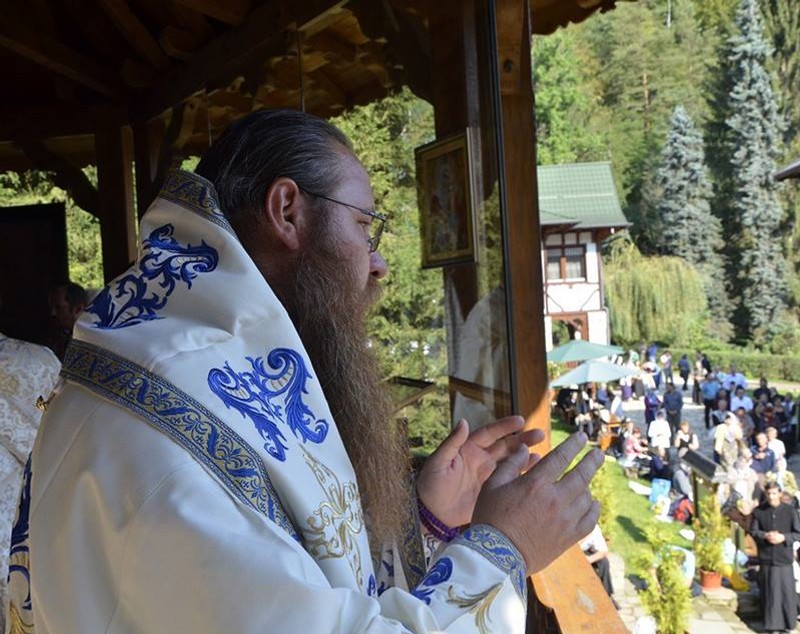 Slujbă impresionantă la Prislop! Pelerinii s-au adunat, din nou, în număr mare la mormântul părintelui Arsenie Boca