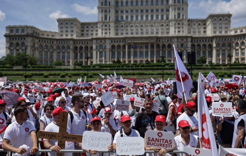 Protest SANITAS în București împotriva noii legi a salarizării. Mii de sindicaliști din toată țara sunt în Piața Constituției din Capitală
