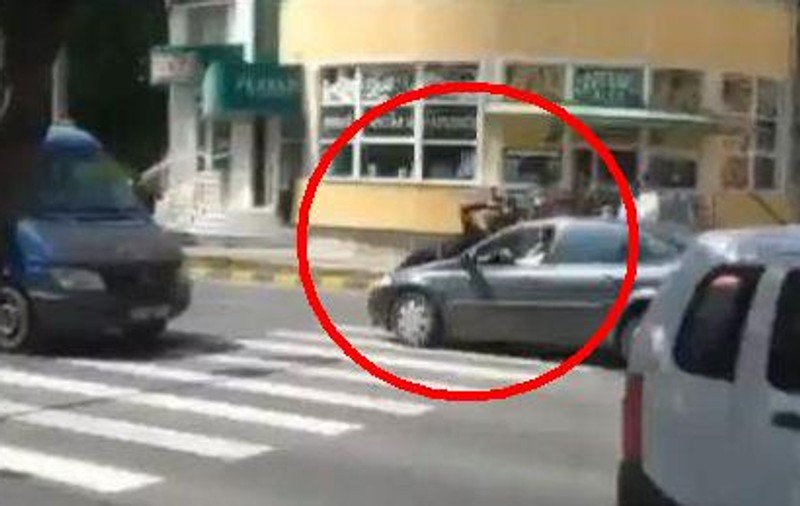 Mania acestui focşănean? Să se suie pe maşini în mijlocul intersecţiei | VIDEO