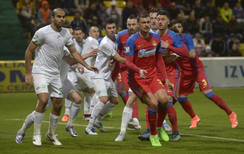Gigi Becali a dat afară un jucător de la Steaua, după ce acesta ^a petrecut o noapte la băutură și la masaj erotic! În plus, fumează la greu!