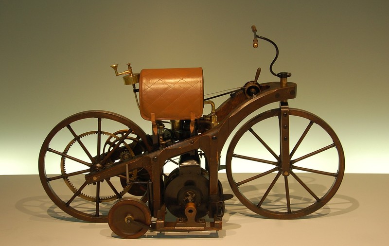 134 de ani de la prima motocicletă. ”Vehiculul-cal” al lui Daimler și Maybach  din 1885 a fost primit cu neîncredere