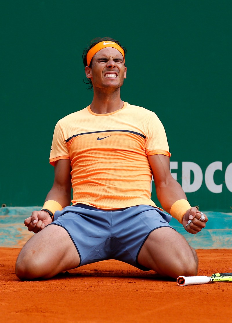 epa05264248 Rafael Nadal of Spain celebrates after defeating Gael Monfils of France in their final match at the Monte-Carlo Rolex Masters tennis tournament in Roquebrune Cap Martin, France, 17 April 2016. EPA/SEBASTIEN NOGIER