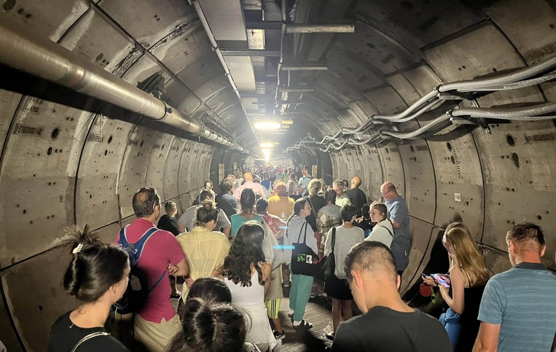 „Înfricoșător”. Oameni evacuați la pas din Eurotunel, după ce trenul lor s-a defectat. Imagini virale