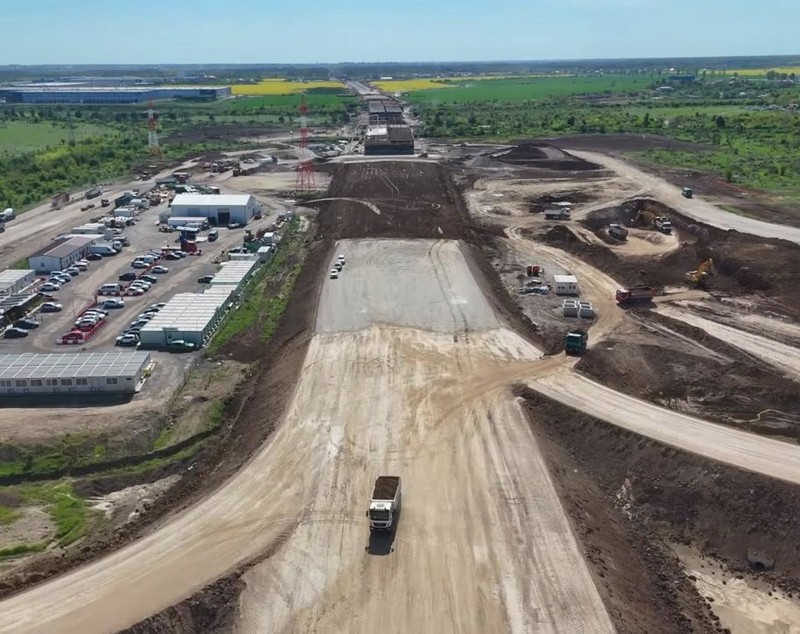 Peste 760 de muncitori și sute de utilaje au „invadat” lotul 1 pe A0 Nord: constructorul român Retter vrea să recupereze și accelerează lucrările