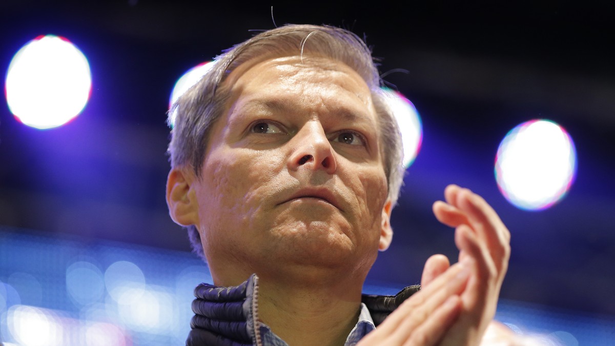 Fiul unui primar PSD din Teleorman s-a înscris în partidul lui Cioloș. Dacian Cioloș, aplaudând