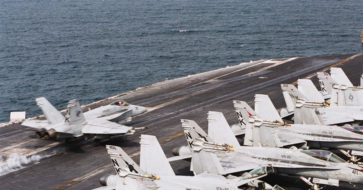Avioane de vânătoare și de atac la sol FA-18 Hornet pe puntea portavionului Abraham Lincoln, care a fost trimis în Golful Persic Foto: Profimedia