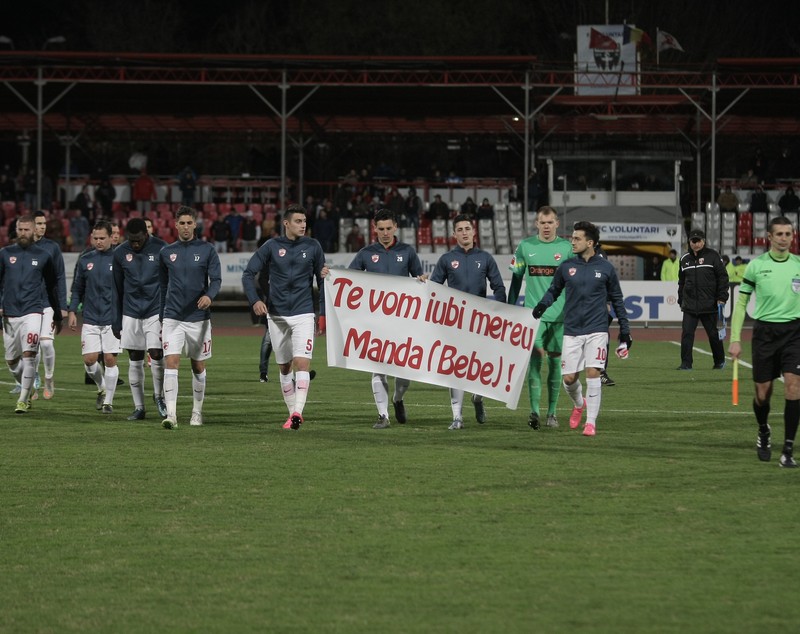 Liga 1: FC Voluntari - Dinamo 1-3. Gnohere a marcat după doar 36 de secunde, Steliano Filip a majorat diferența spre finalul primei părți. După pauză, Anton a marcat primul gol la Dinamo, iar Spahija a spălat rușinea gazdelor. Arbitrul Andrei Chivulete a anulat eronat un gol reușit de ilfoveni. ”Câinii roșii” au depășit Steaua în clasament / FOTO