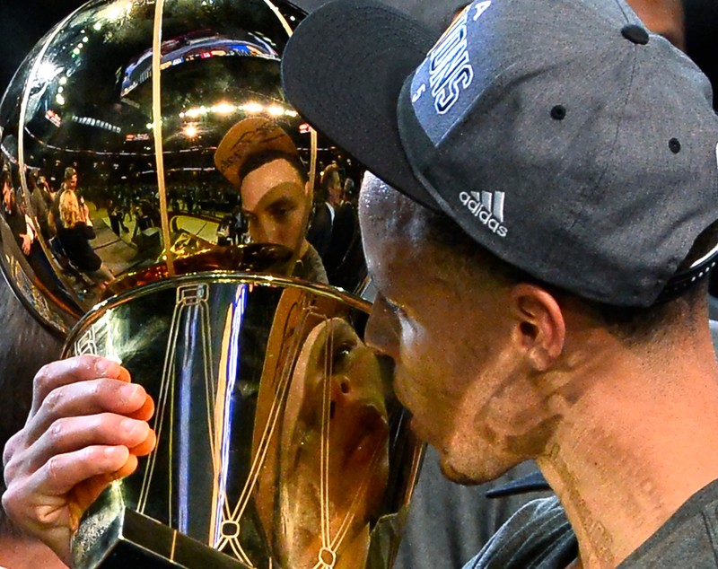 Stephen Curry l-a bătut pe LeBron James. ^Golden State Warrios e noua campioană NBA