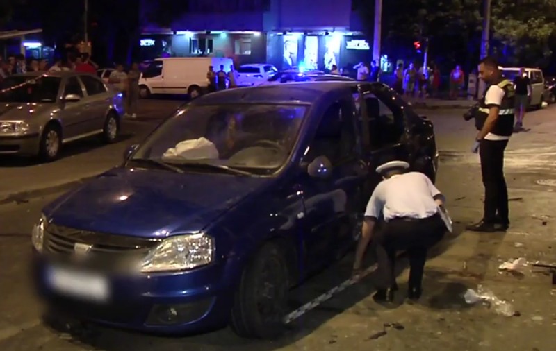 VIDEO. Accident grav pe Calea Rahovei din Capitală, noaptea trecută. Un șofer a trecut pe roșu și a lovit un alt autoturism, după care s-a răsturnat. Un copil, printre răniți