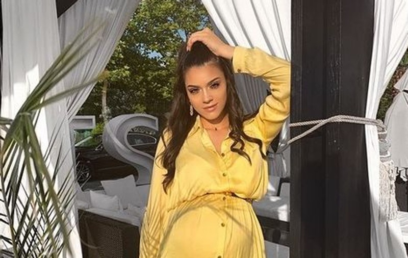 Fata lui Adi Minune a născut. Carmen Simionescu a adus pe lume o fetiță