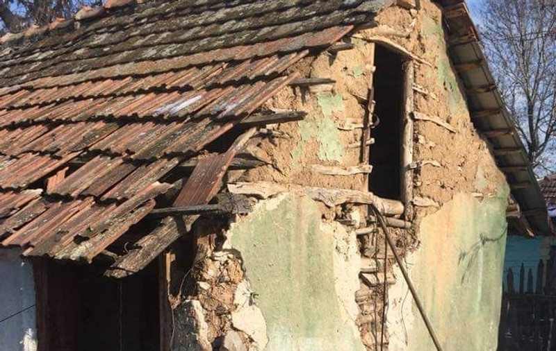REPORTAJ/La un pas de civilizație, patru suflete își duc traiul într-o cocioabă dărăpănată și supraviețuiesc cum pot