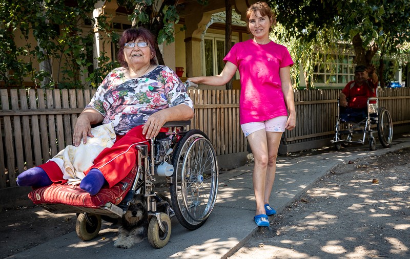 Lecție de optimism de la trei prieteni care luptă cu dizabilitățile, pandemia de COVID și pierderea locuinței. Dorica, Livia şi Vasile din Torceşti: “Important e să ai pentru ce să te trezeşti”
