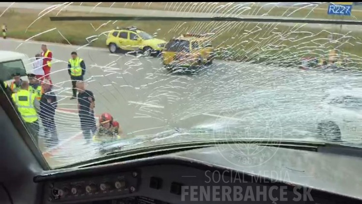 Prin parbrizul avionului echipei Fenerbahce abia se mai vedea afară din cauza dungilor lăsate de crăpături