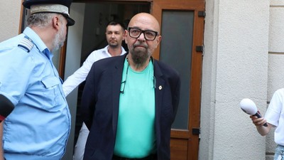 Momentul în care Cristian Popescu Piedone, seful ANPC, paraseste sediul DNA, după audieri