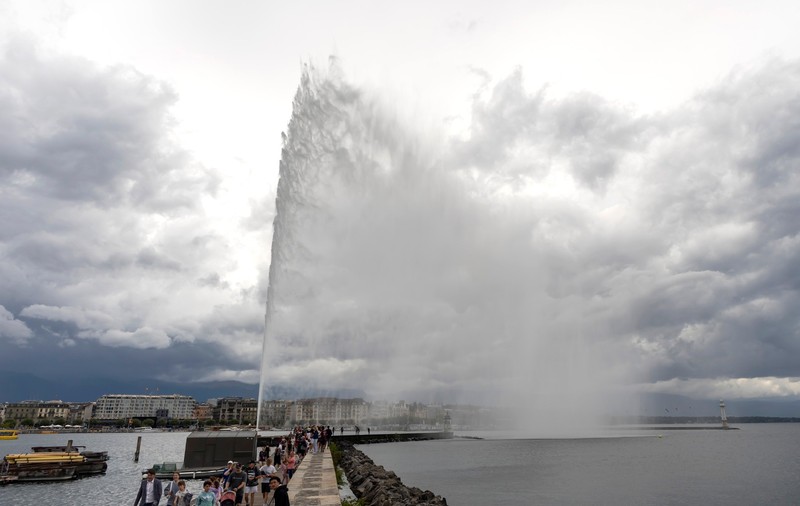 Un tânăr a ajuns la spital după ce a vrut să „îmbrățișeze” celebrul jet de apă din Lacul Geneva