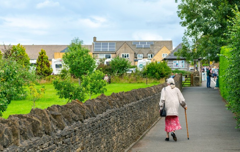 Mulți pensionari mănâncă mai puțin și renunță la dușuri, pentru a face față cheltuielilor, în Marea Britanie