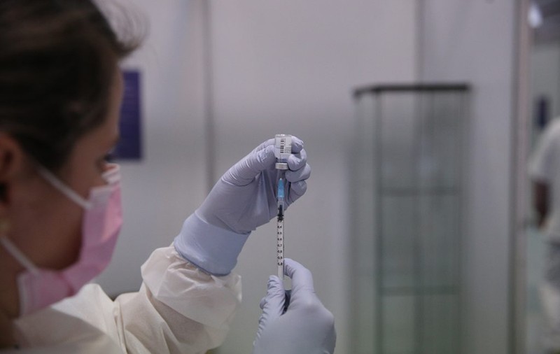 59 de persoane, vaccinate cu aceeași seringă de un medic, în Austria