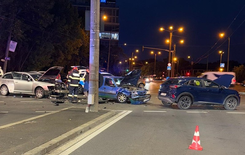 Accident în lanț la Timișoara: un bărbat de 32 de ani a lovit 3 mașini în intersecție, o femeie a ajuns la spital