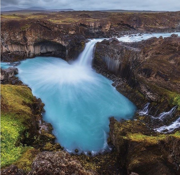 Fotografie realizată de Iurie Belegurschi, intitulată "Pouring out your heart and soul ? Who can name this famous waterfall in Iceland?"