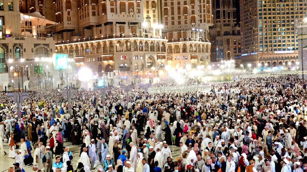 Mecca, Arabia Saudită, 12 iunie 2024: Curtea exterioară a marii moschei sacre, Makkah al-Mukarramah, orașul Makkah, capitala provinciei Mecca din regiunea Hejaz din vestul Arabiei Saudite, plină de credincioși