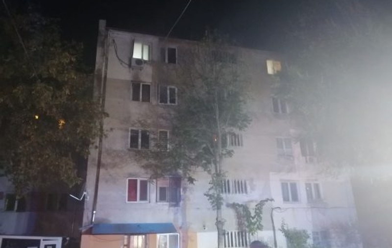 Trei copii și un bătrân au ajuns la spital, după ce într-un bloc din Giurgiu a izbucnit un incendiu. Focul ar fi fost pus intenționat