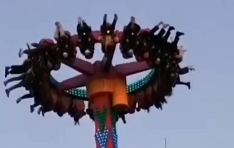Momentul în care oamenii rămân blocați cu capul în jos, după ce o instalație de tip „pendulă” dintr-un parc de distracții din China s-a stricat