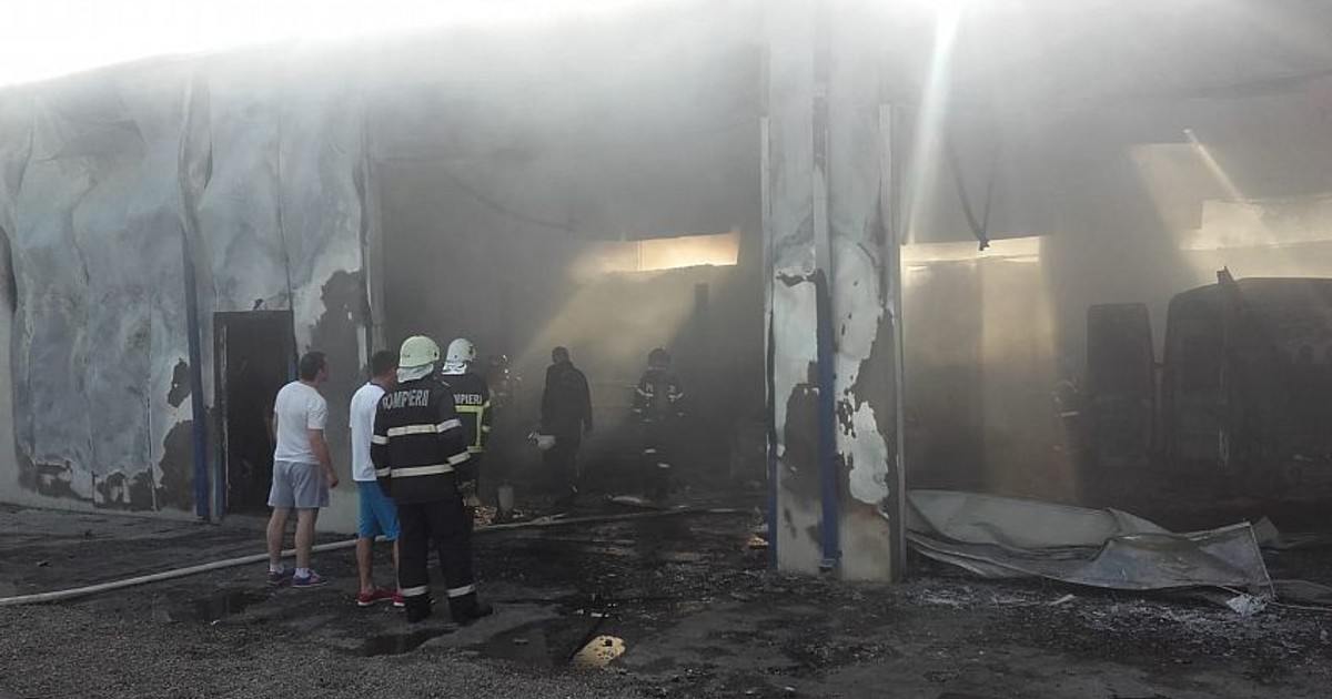 Incendiu la un service auto din Adjud