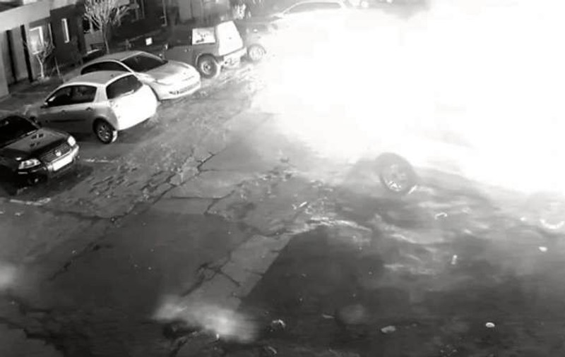 Mașina unui polițist, incendiată în parcare, la Reșița. Un șofer amendat s-ar fi răzbunat