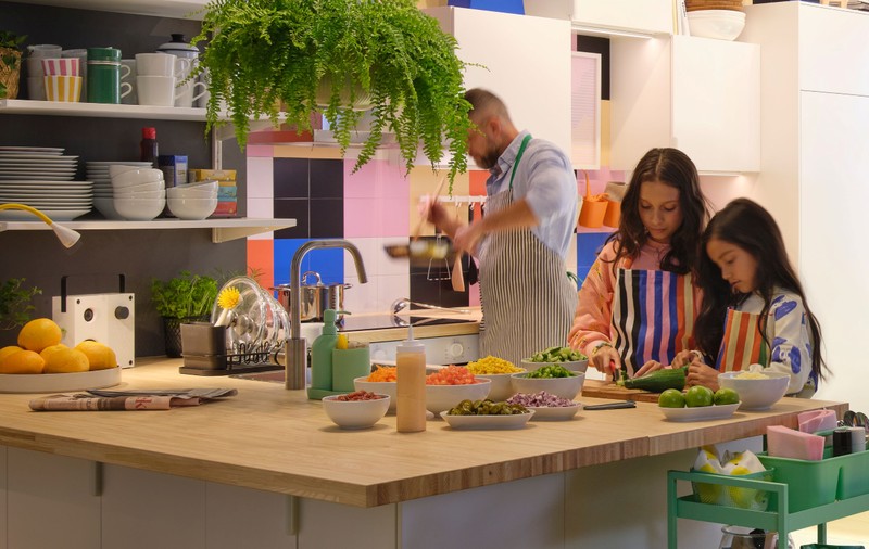 Cine ia deciziile în bucătărie? Noi perspective IKEA despre modul în care femeile și bărbații își împart responsabilitățile acasă