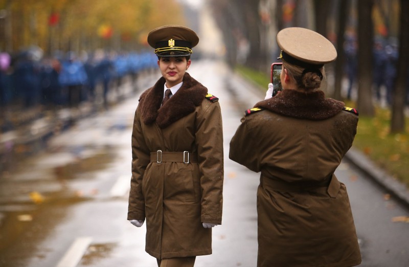 Câțiva militari și-au făcut fotografii înainte să defileze