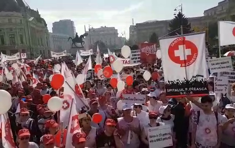 Cel mai lung protest al angajaţilor din Sănătate. Mii de asistente medicale, moaşe şi brancardieri au făcut ,,lanţ uman" de la Ateneu până la Guvern