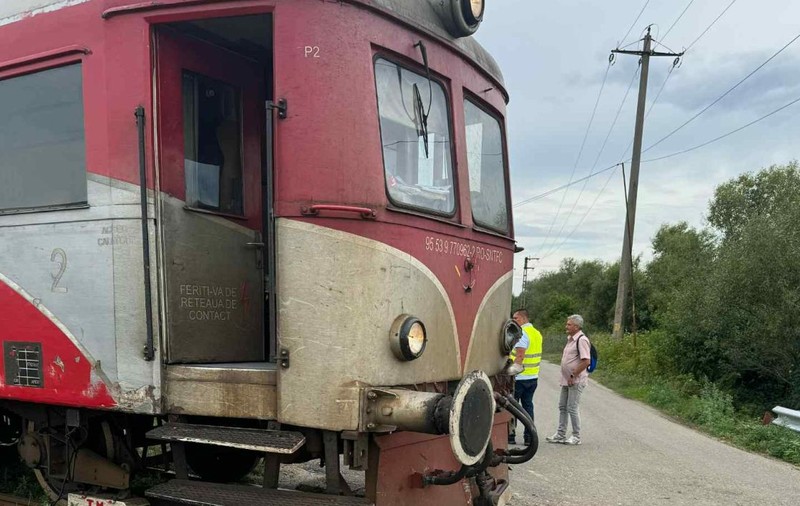 Un tren a lovit un camion cu lemne și a deraiat. Circulația feroviară este închisă între staţiile Făget şi Margina