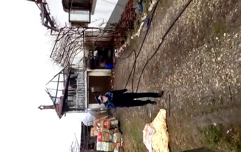 VIDEO| Bărbat cu gâtul tăiat, găsit mort într-o casă în flăcări. El era în divorț cu soția sa, găsită în afara locuinței