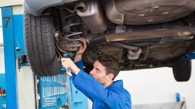 mecanic-masina-roata