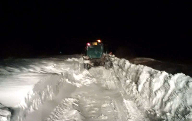 Mai multe mașini și microbuze sunt blocate pe un drum din Vaslui, unde zăpada măsoară 80 de centimetri. Pompierii intervin cu dificultate din cauza condițiilor meteo extreme
