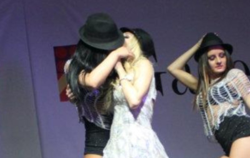 Ce show erotic! Andreea Bălan se sărută cu o fată | FOTO