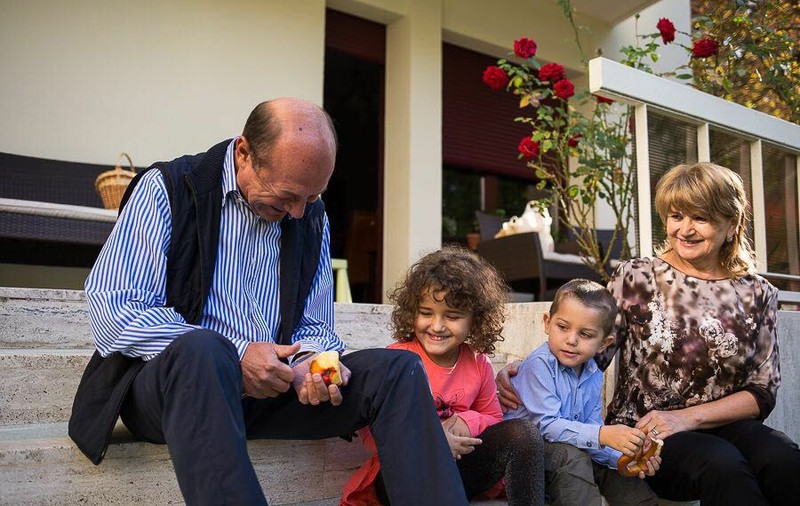 Traian Băsescu a împlinit 66 de ani; Ce imagine a postat fiica sa, Elena și ce îi urează tatălui său