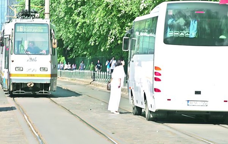 Iat-o pe Veronica Bulai strecurându-se printre autobuze și tramvaie!