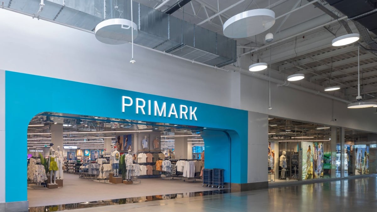 Imaginea surprinde intrarea noului magazin Primark din ElectroPutere Mall Craiova, amenajată în noul concept vizual al retailerului, cu fațadă albastră, vitrine generoase și spații deschise către zona comercială. Magazinul se întinde pe un singur nivel și oferă clienților acces la colecțiile de modă, frumusețe și produse pentru casă specifice brandului.