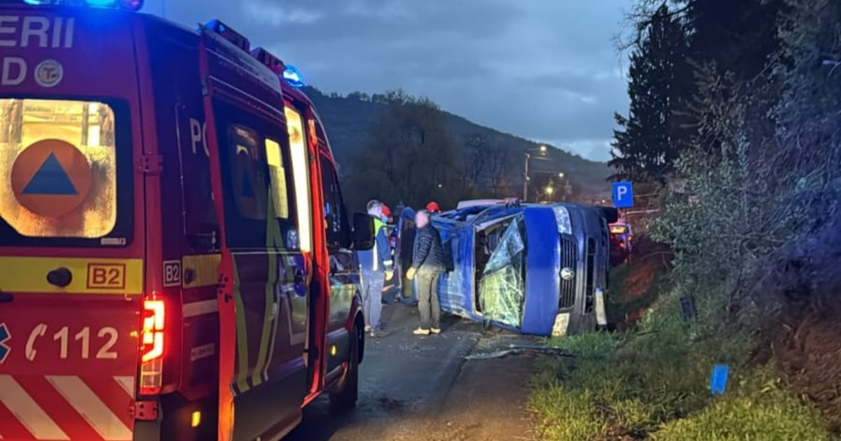 Mașina de pompieri în fața unui microbuz răsturnat