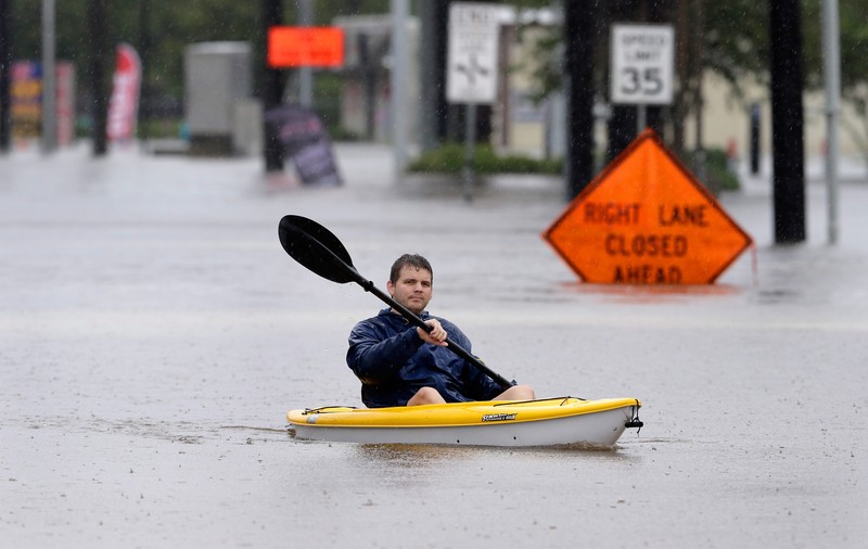 Urmările uraganului Harvey | O femeie a filmat doi aligatori în grădina ei inundată