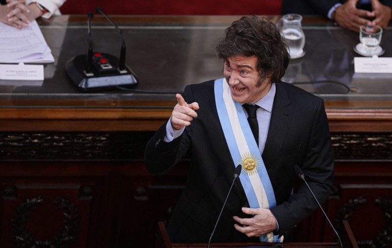 Modelul economic al lui Milei surprinde lumea economică: Argentina reduce sărăcia, datoria și inflația în doar doi ani. Criticile nu lipsesc însă