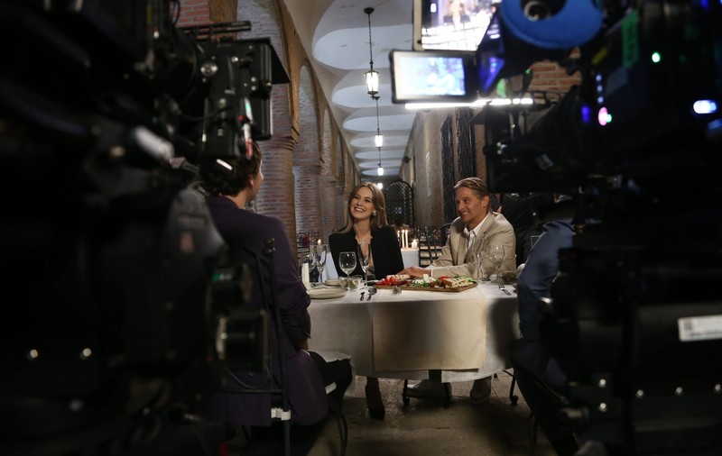 Actorul care a dat America pe România. Cine este James Longshore care apare în serialul „Lasă-mă, îmi place! Camera 609”