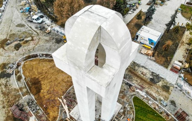 FOTO/ Cum arată Monumentul Marii Uniri de la Alba Iulia, după ce au fost date jos schelele. Are peste 1.300 de tone și a fost asemănat cu logo-ul Facebook